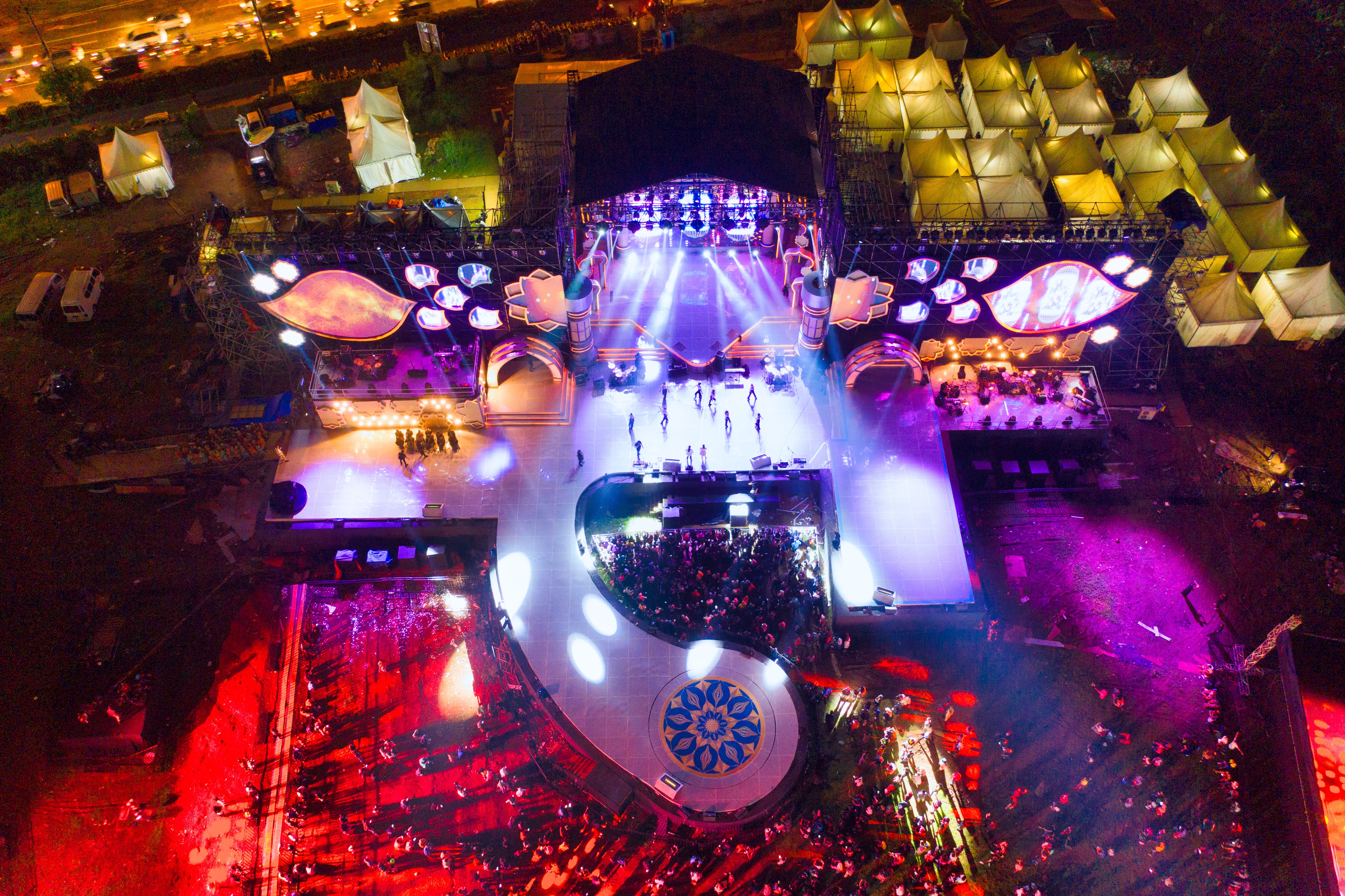 Aerial view of stage and audience during live event | Global agency, BCD Meetings & Events