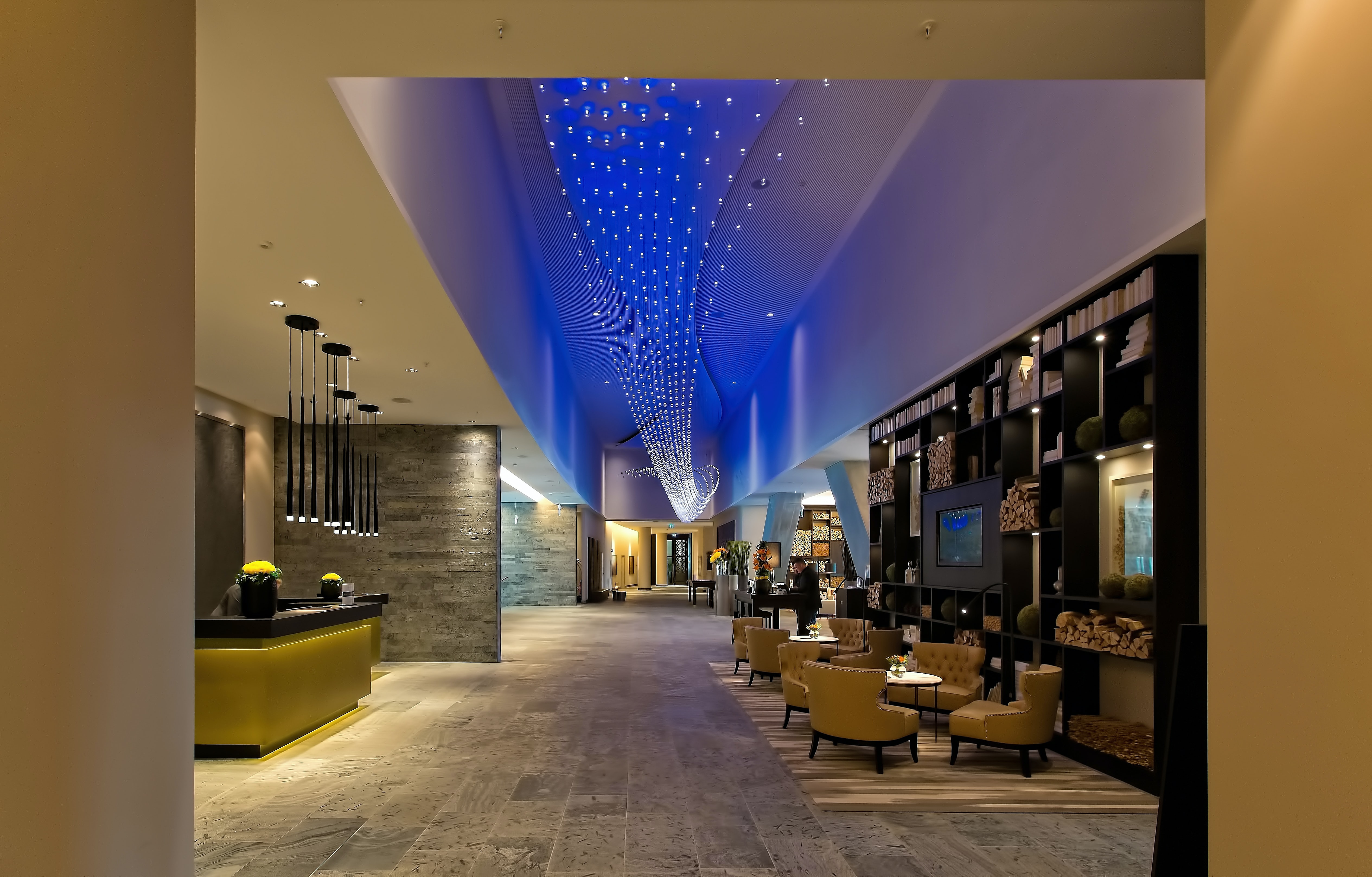 Hotel lobby, front desk and seating area | Global agency, BCD Meetings & Events