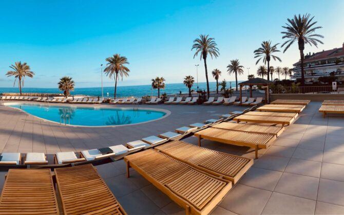 Luxury poolside venue found by our venue finding services