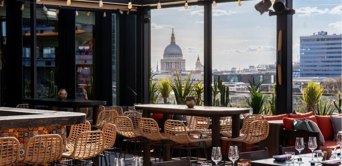 Tables with views of St Pauls